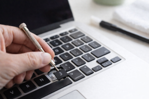 Enkla instruktioner för att ta bort tangenter från en laptop